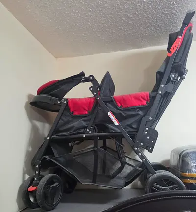 Lightweight double-seat stroller in black and red - good condition