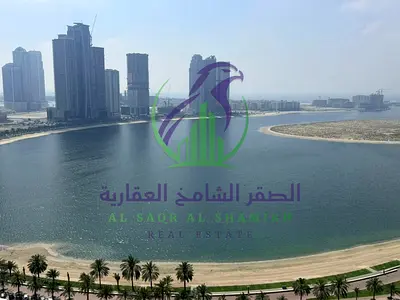 شقة واسعة مكونة من ثلاث غرف نوم للإيجار مع تكييف مجاني وبلكون وغرفة تخزين في موقع مميز قريب من كل الخدمات