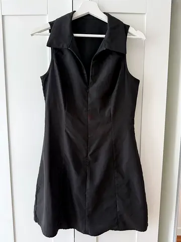 Black sleeveless blouse with collar - size M
