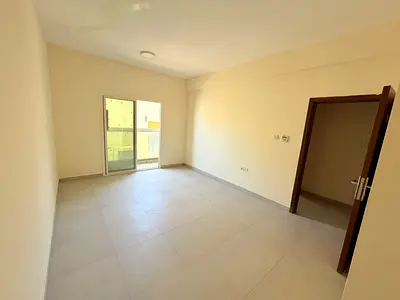 Great opportunity for annual rent in Al Jurf 2, Ajman. Spacious 1-bedroom apartment with a balcony offering an excellent view, central AC
