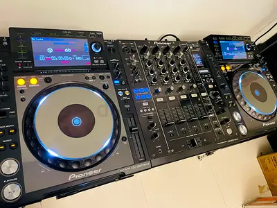 Pioneer CDJ 2000 nexus with DJM 900 Nxs DJ Mixer