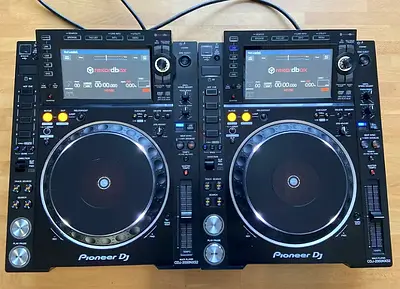Pioneer CDJ 2000 nxs2 (nexus2) DJ players