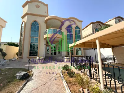 فيلاللايجار السنوي منطقه الجزات مكونه من طابقين مساحة ضخمه مع حديقه خاريجيه ومسبح خاص اربع غرف ماستر ومجلسين