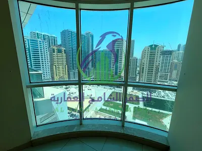 شقة واسعة مكونة من غرفتين نوم للإيجار مع تكييف مجاني وجيم وإطلالة على البحرومسبح في موقع مميز على كورنيش الخان