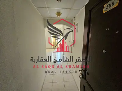 شقة للإيجار السنوي في القاسميه غرفه وصالة مساحات واسعه صيانه مجانيه تكييف مركزي قريبه الي جميع الخدمات