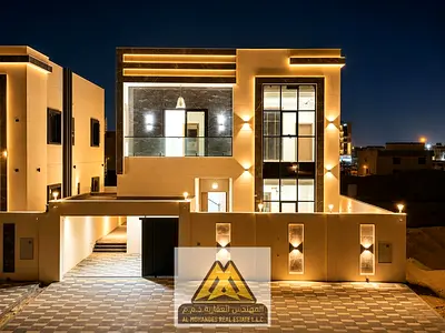 5 غرف نوم. مجلس واسع. صالة كبيرة. غرفة خادمة. خزائن حائط. تكييف مركزي. تشطيبات راقية. موقع هادئ وقريب من جميع الخدمات