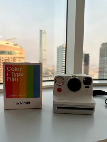 Polaroid Now Instant Camera + 16 Photos i-Type Film