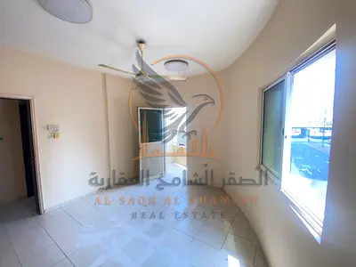 شقة للإيجار السنوي في النعيمية، غرفتان وصالة مع بلكونة وحمامين، بجوار جسر غلفا في شارع خليفة، موقع مميز وسهل الوصول لدبي والشارقة.