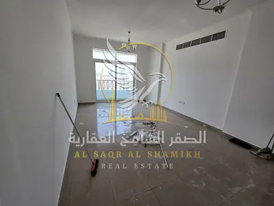 غرفتين وصالة بالمجرة للايجار خزائن بالحائط تكييف مركزي بلكونة باطلالة مفتوحة مع 3 حمامات في بناية عائلي