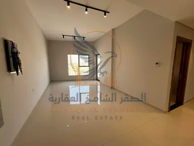 Second tenant, balcony, built-in wardrobes, central air conditioning, free maintenance, large space