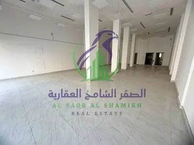محل للايجارالسنوى فى الصناعيه 15 بمساحه 1650 قدم مربع بإمارة الشارقه شهرين فري مكتب حمام مطبخ موقع مميز علي شارع رئيسي منطقه حيويه