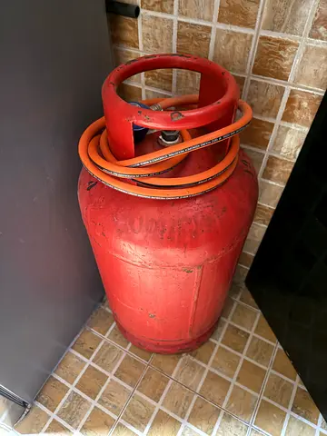 Dubai Gas Cylinder 22kg (Half Full) Regular and 2 Meter Hose.