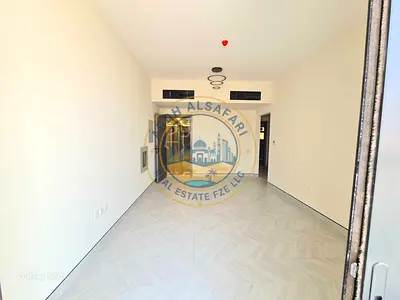 شقة جديدة تماماً مكونة من غرفة نوم واحدة وحمامين وشرفة في منطقة الطائي بالشارقة على طريق مليحة مقابل مسجد الشارقة.