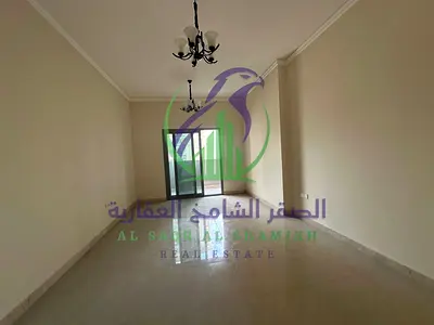 شقة واسعة مكوّنة من غرفتين نوم للإيجار مع تكييف مجاني وباركن وشهر مجاني، بالإضافة إلى شرفة وغرفة خادمة وغرفة غسيل
