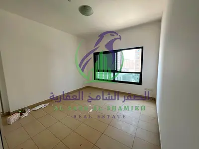 شقة واسعة مكونة من غرفتين نوم للإيجار مع تكييف مجاني وباركن وخزائن حائط وتقع في موقع متميز قريب من كل الخدمات