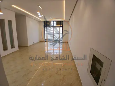 شقة ثلاث غرف وصالة للإيجار السنوي بعجمان بالنعيمه3 بإطلالة مفتوحة على المدينة بلكون وموقف سيارات خاص