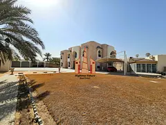 8 bedroom very big size 2 Hall Majlis wardeobe 7 Master room + 2 out side room big yard gardan 350k.