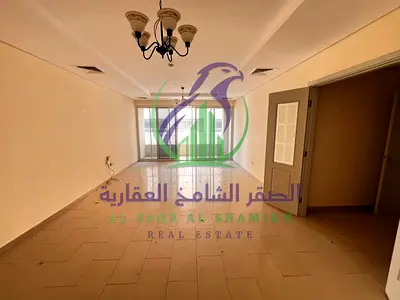 شقة غرفتين وصالة للإيجار السنوي في النهدة بإمارة الشارقة مساحات واسعة مع غرفة خادمة وغرفة ماستر خزائن بالحائط تشطيبات حديثة موقع مميز