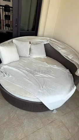 Outdoor Round Rattan Daybed with Retractable Canopy