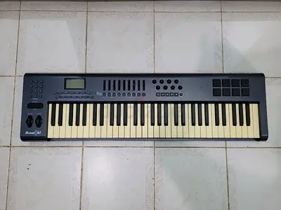 Axiom 61 MIDI Keyboard Controller in excellent working condition with Adapter and MIDI Cable