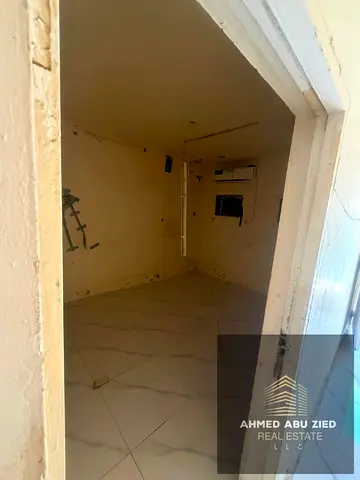 منزل عربي للإيجار السنوي في الراشدية 1 عجمان، 3 غرف واسعة، ساحة كبيرة، مناسب للعائلات وسكن الموظفين موقع مميز قريب من الخدمات موقع مميز جدا من الخدمات