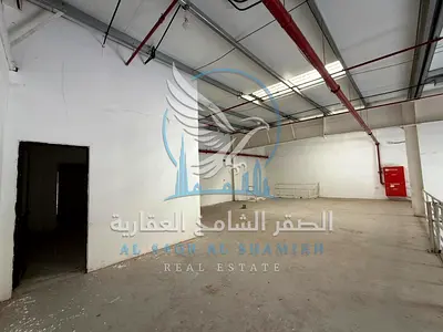 مستودع مجهز بالكامل في الصجعة الصناعية مكاتب إدارية وميزانين ونظام إطفاء حديث على شارع رئيسي مميز