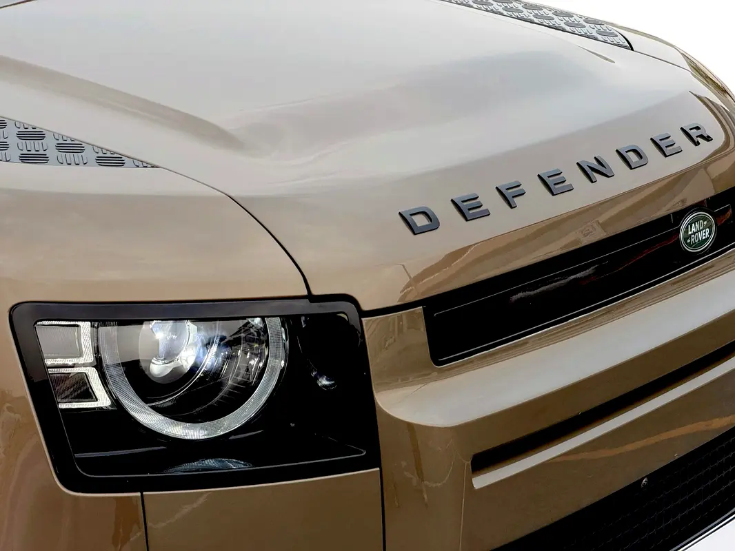 Land Rover Defender 2025