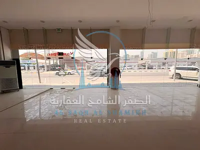 معرض فاخر للإيجار مساحة 15000 قدم واجهة مباشرة على الشارع العام تشطيب مودرن وعصري مكاتب مجهزة حمامات مطبخ تكييف مركزي ميزانين وكهرباء 3 فاز