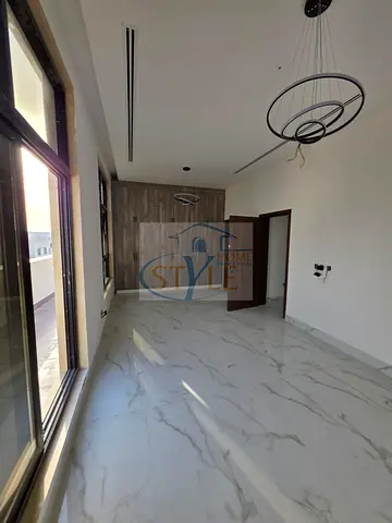 فيلا للبيع في الحوشي الشارقة موقع استراتيجي قريب من الشارع الرئيسي 5 غرف ماستر مع روف وتصميم عصري وسعر منافس