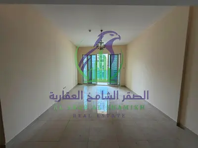 شقة واسعة غرفتين وصالة للإيجار مع غرفتين ماستر وبلكونة وباركن في موقع مميز