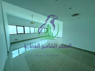 شقة ثلاث غرف وصالة للايجار السنوي اطلالة بحرية غرف خادمة و غرفة غسيل بلكونتين خزائن في الحائط وتشطيب حديث على مخرج دبي مباشرة في ممزر الشارقة