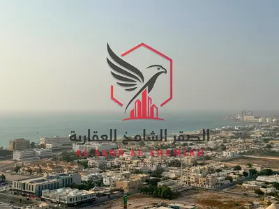 اجمل غرفتين وصالة باطلالة على الخليج العربي بمساحة واسعة مع باركين مجانا و خزائن بالحائط و استور تخزين و بلكونة باطلالة مفتوحة