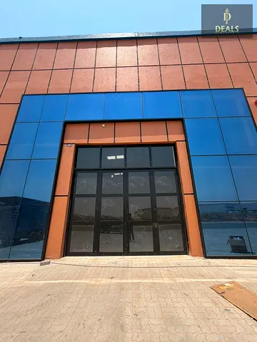PREMIUM FRONT-FACING WAREHOUSE FOR RENT IN UMM AL THOOB | 8,500 SQFT | 100 KW POWER | HUGE PARKING