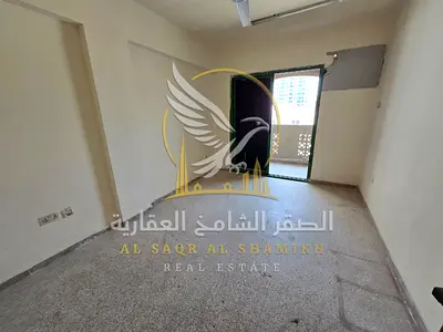 شقه غرفتين وصاله 2 بلكون اطلاله مفتوحه مساحات واسعه صيانه مجانيه باركن رملي متوفر تسهيلات بالسداد قريب ع الشارع العام
