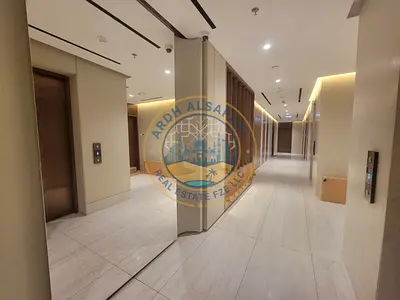 شقة واسعة مكونة من غرفتي نوم وصالة مع مطبخ قريب وشرفة وموقف سيارات مغطى، بدون عمولة، 12 دفعة.