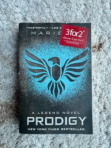Prodigy (The Legend Trilogy) by Marie Lu - Paperback
