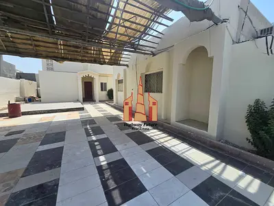 7 Bed room hall Majlis 2 kitchan parking maids room for sharing Villa old villa 70k only last rent,