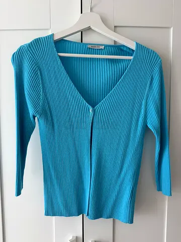 Light blue ribbed V-neck long sleeve top - size M
