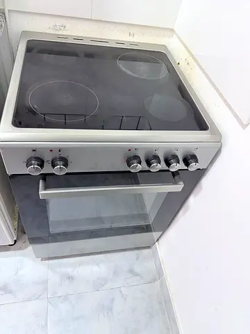 Stainless Steel 60x60 Electric Ceramic 4 Hob cooker with Oven - Good Working Condition