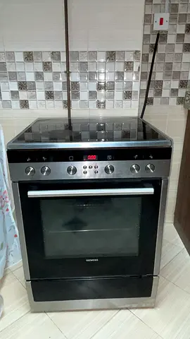 Samsung Freestanding Electric Oven and Stove - Good Condition