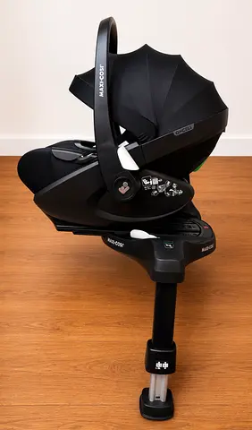 Maxicosi Pebble pro 360 lie flat car seat with isofix base
