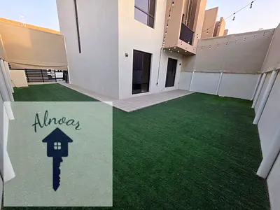فيلا فاخرة مكونة من غرفتي نوم تقع في زاوية المبنى، متاحة للإيجار في مجمع نسما السكني بالشارقة، وتضم غرفة للخادمة وصالة رياضية ومسبحًا وموقف سيارات.
