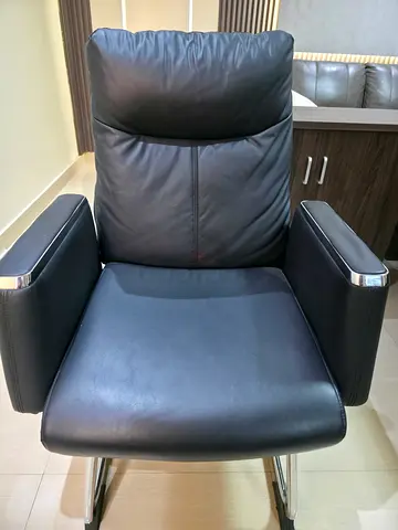 Black leather office chair with chrome legs — excellent condition