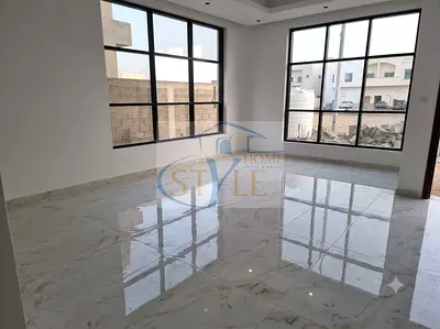 للبيع فيلا جديدة – الحوشي، الشارقة الموقع: الحوشي – الشارقة مساحة الأرض: 3200 قدم مربع تتكون من طابقين (أرضي + أول) 4 غرف ماستر