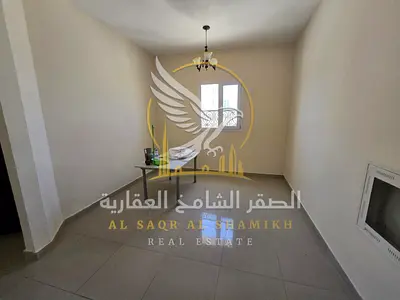 شقه غرفتين وصاله تاني ساكن اطلاله مفتوحه مساحات واسعه  تكييف مركزي باركن رملي متوفرمبني جديد قريب من محطه بترول ادنوك