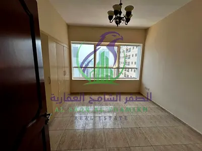 شقة غرفتين وصالة للإيجار في التعاون مساحات واسعة تكييف مجاني باركينغ موقع مميز قريب من دبي مع مرونة في الدفع