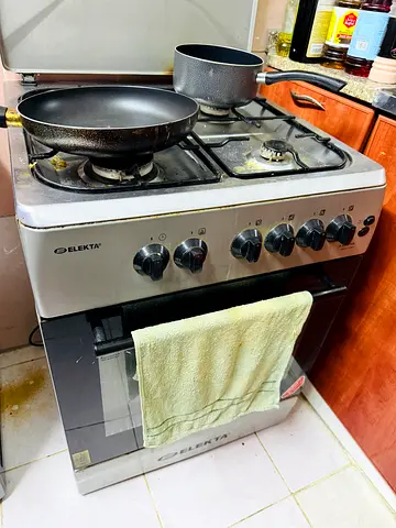 Cooking range with 4 burners