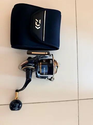 Daiwa Saltiga 2020 8000p Spinning Reel spooled (Tasline pe 3.5) with Padded Carry Case