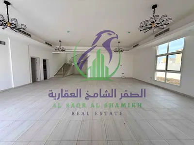 فيلا فاخرة جديدة بالكامل للإيجار أول ساكن تضم خمس غرف نوم ماستر وحديقة واسعة مع مواقف سيارات خاصة، وتصميمات داخلية راقية