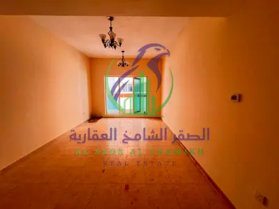 غرفتين وصاله علي شارع الوحدة مع تكيف مجاني بلكونه ستور خزائن بالحائط غرفه ماستر موقع مميز قريب من جميع الخدمات